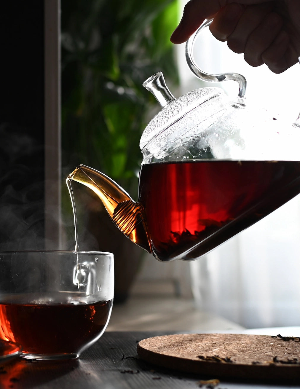 femme versant thé noir bio fincafés