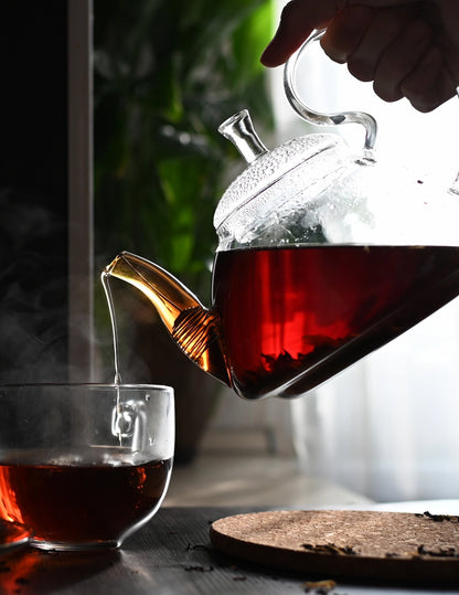 femme versant thé noir bio fincafés