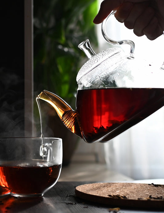 femme versant thé noir bio fincafés